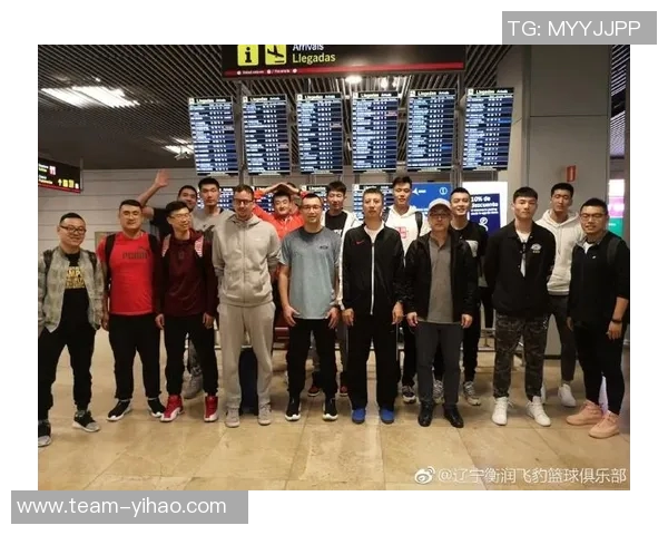 小卡在返回洛杉矶前赴加拿大斯卡伯勒参与篮球活动引发关注